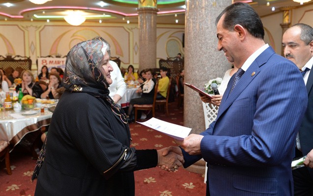taleh-qarasov-qadinlara-hediyyeler-verdi