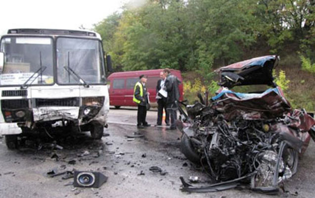 nigeriyada-nazir-ailesi-ile-yol-qezasinda-oldu