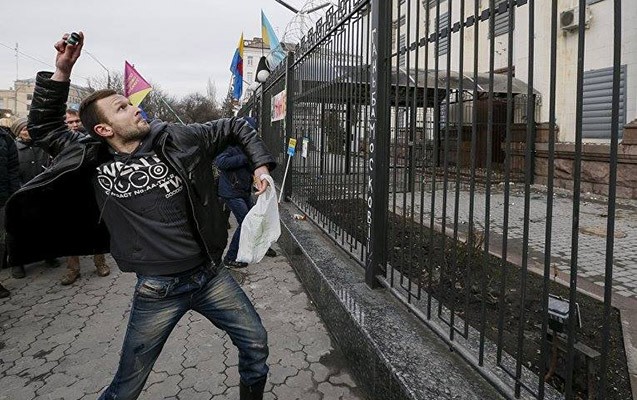 sefirliyin-binasina-molotov-kokteyli-atildi