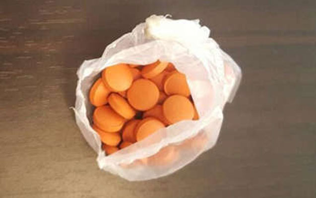 dostu-ucun-alt-paltarinda-psixotrop-heb-kecirmek-istedi