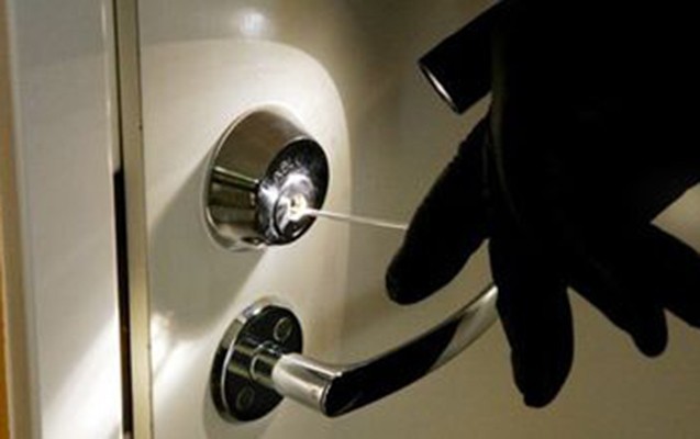 yay-qalereyasindan-ogurluga-cehd-edilib