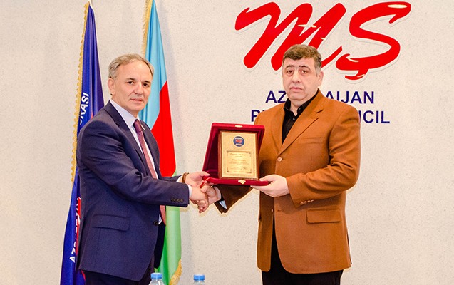 eflatun-amasov-orxan-fikretogluya-mukafat-verdi