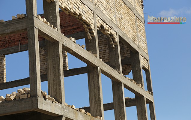 is-adaminin-bir-nece-defe-intihara-cehd-etdiyi-bina-sokulur