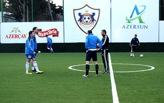 elxan-memmedov-qurban-qurbanova-qarsi