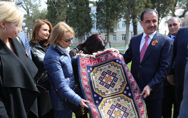 elmar-veliyev-ingilis-sefire-xalca-hediyye-etdi