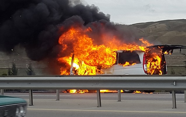 azerbaycanda-mikroavtobus-bele-yandi