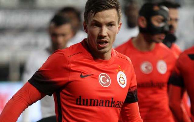 meshur-futbolcu-terrordan-qorxub-evinden-kocdu