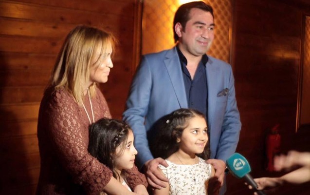 eks-heyat-yoldasi-eltonun-konsertinde