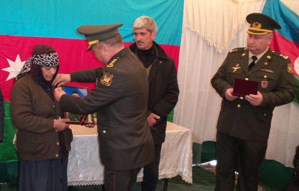 medal-sehidin-anasina-teqdim-olundu