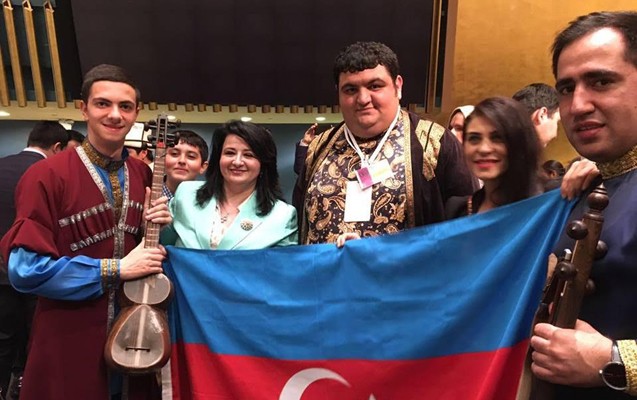 azerbaycanli-asiq-bmt-de