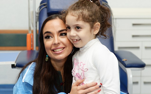 prezidentin-qizi-talassemiyali-usaqlara-bas-cekdi