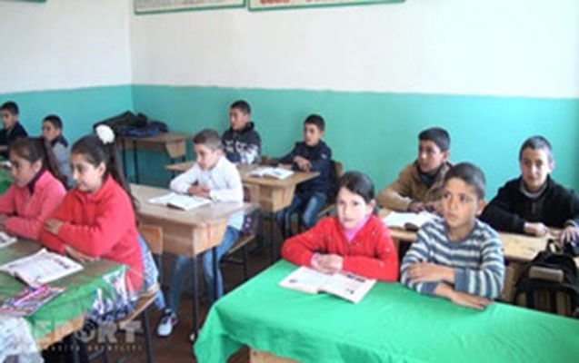 sagirdlerin-sacini-kesen-direktor-muavini-isden-cixarildi