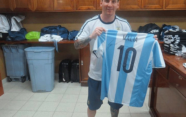 messi-el-klasiko-oncesi-obamanin-qizina-hediyye-gonderdi