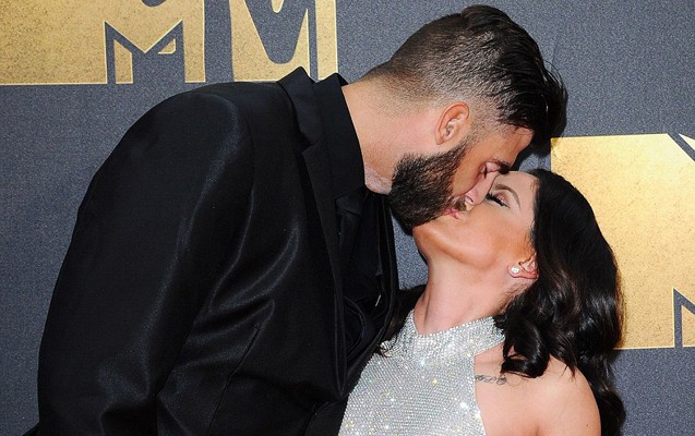 qirmizi-xalcada-opusenler-en-yaxsi-geyinenler