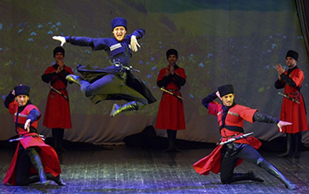 rublun-uzerinde-milli-geyim-numuneleri-tesvir-edilecek