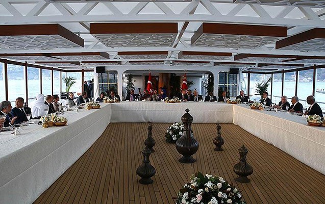 davudogludan-sammit-istirakcilari-serefine-nahar