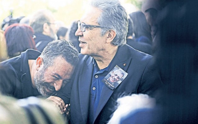 cem-yilmaz-cenazede-gulmesine-aydinliq-getirdi