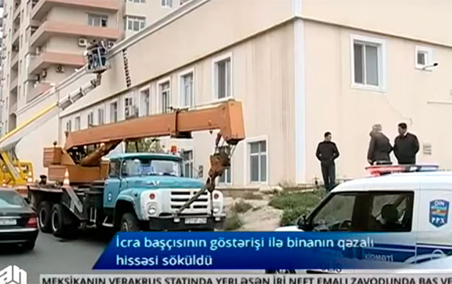 bakida-guclu-kulek-binanin-dam-ortuyunu-ucurdu