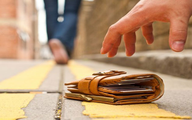 qadini-kucede-yere-yaxib-exlaqsiz-hereketler-etdi