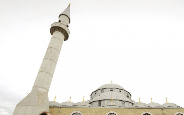 elcezairde-en-hundur-minareli-mescid-tikilir