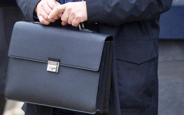 icinde-qizil-olan-cantani-ogurladilar-ve-tutuldular