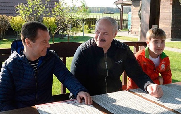 lukasenko-medvedevi-evinde-qonaq-etdi