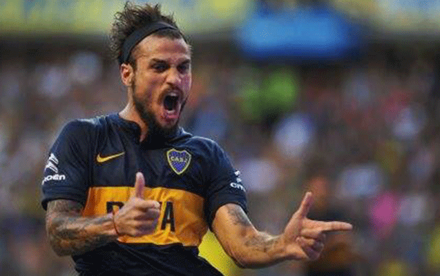 paltardeyisme-otaginda-siqaret-cekdi-cilpaq-selfie-etdi-qovuldu