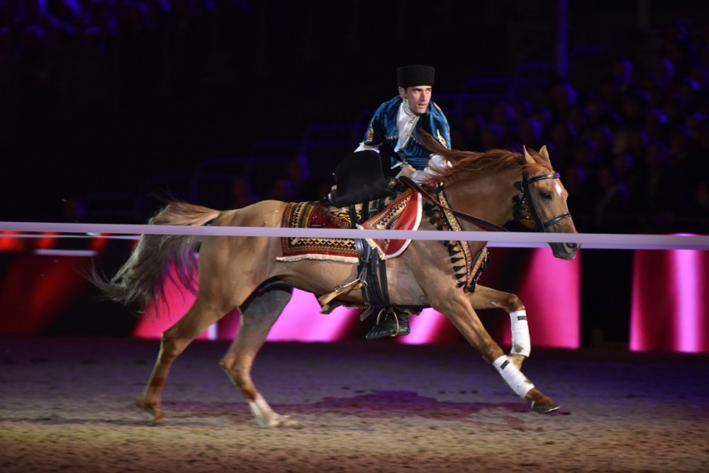 kralica-qarabag-atlarina-tamasa-etdi-