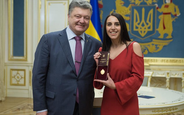 porosenko-camalaya-xalq-artisti-adini-verdi