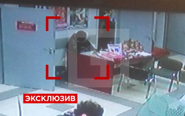 moskvada-bankda-6-neferi-girov-goturen-sexs-olduruldu