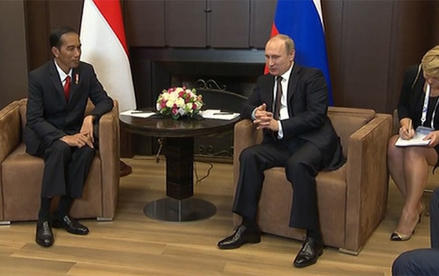 putin-numayende-heyeti-ile-bele-zarafat-etdi