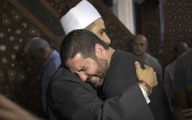 rejissor-mescidde-imami-qucaqlayib-agladi