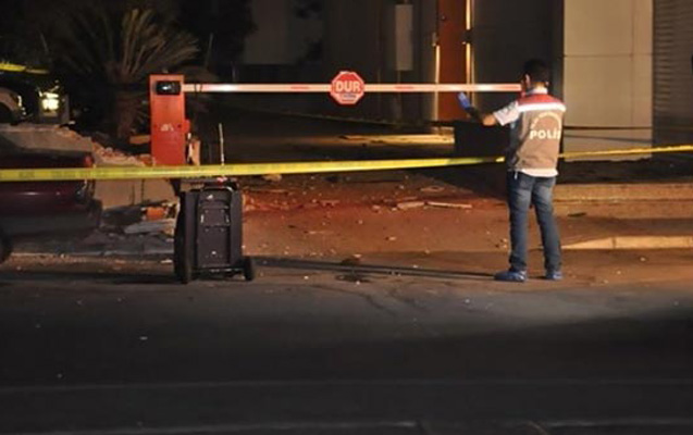 akp-nin-binasi-onunde-partlayis-olub