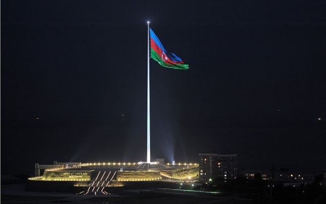 daha-bir-rayonda-bayraq-meydani-tikilir