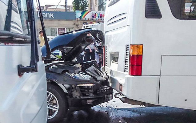 nissan-porscheye-porsche-avtobusa-cirpildi-