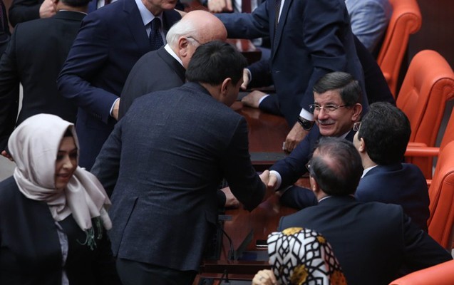 davudoglu-istefadan-sonra-arxa-siralarda-oturur