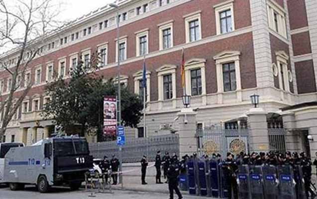 almaniyanin-bas-konsullugu-muhasireye-alindi