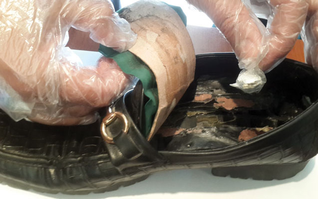 her-iki-ayaqqabisindan-narkotik-cixdi