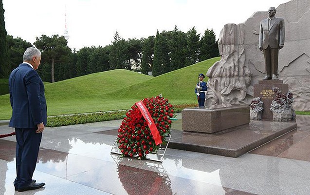 bineli-yildirim-heyder-eliyevin-mezarini-ziyaret-edib