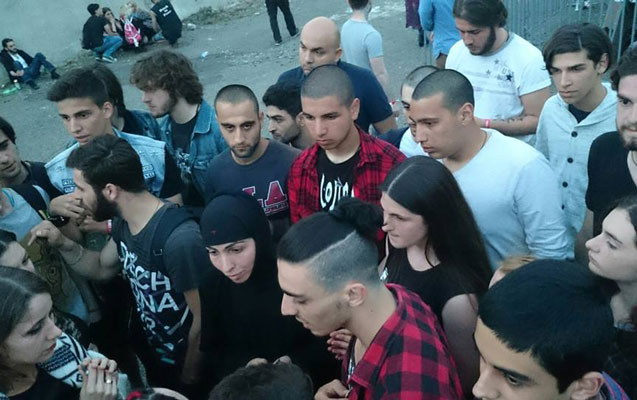 festivalda-dindarlarla-musiqiciler-arasinda-qarsidurma