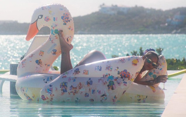 rihanna-karib-adalarinda-bele-dincelir