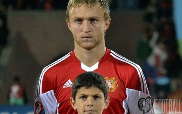 azerbaycanli-azarkesler-ermeni-futbolcunu-tebriz-klubuna-buraxmadilar