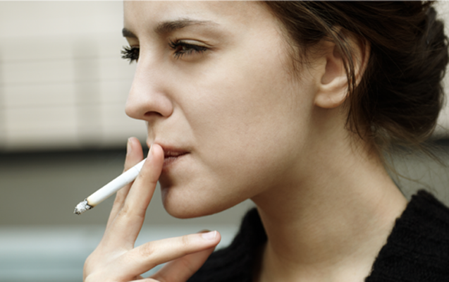 azerbaycanda-siqaret-ceken-qadinlar