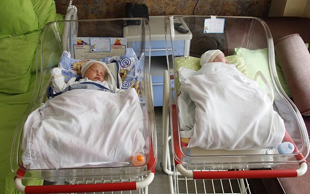 irina-makarova-ve-ekizleri-baku-medical-plazadan-eve-buraxildi