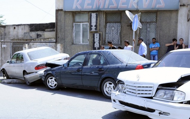 bakida-4-masin-toqqusdu