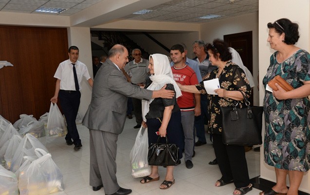 imkansiz-ailelere-bayram-paylari-teqdim-olunub