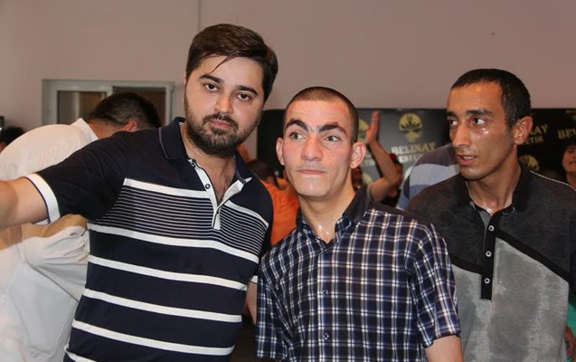 meshurlar-qocalar-evinde