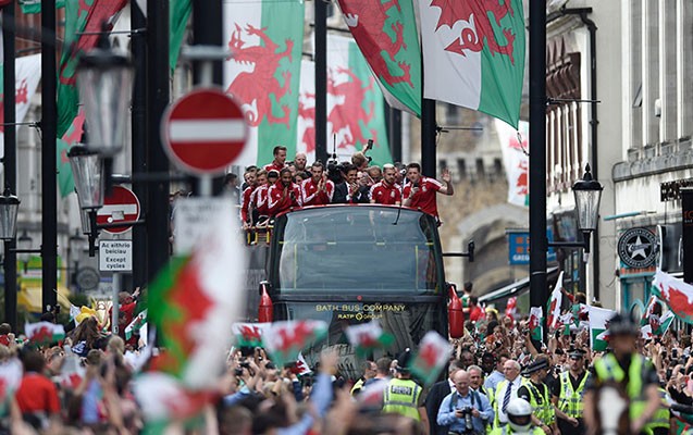 qaret-beyl-ve-komandasi-cempion-kimi-qarsilandi