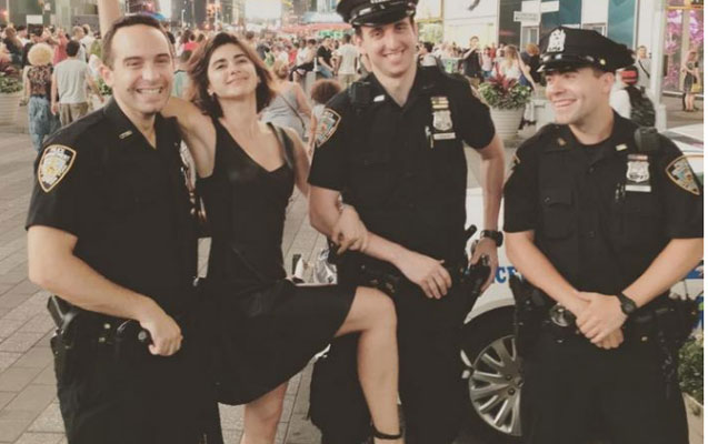azerbaycanli-aktrisa-amerikali-polislere-bele-destek-oldu
