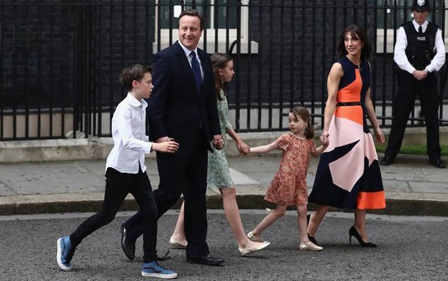 kralica-kemeronun-istefasini-qebul-etdi